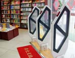 衣之家新华书店防盗门实景1